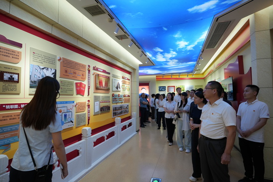 科研設(shè)計(jì)院黨委與梓園社區(qū)黨委聯(lián)合開展警示教育2.jpg